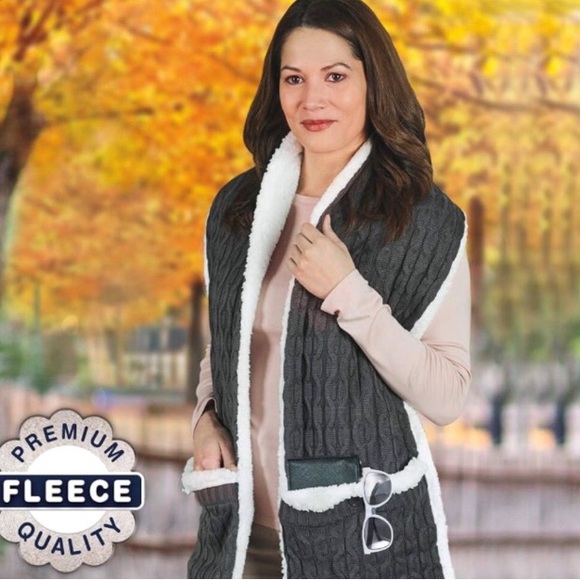 As Seen On TV Accessories - 🔴 Huggle Gray Sherpa-Lined Scarf with Pockets! 🔥